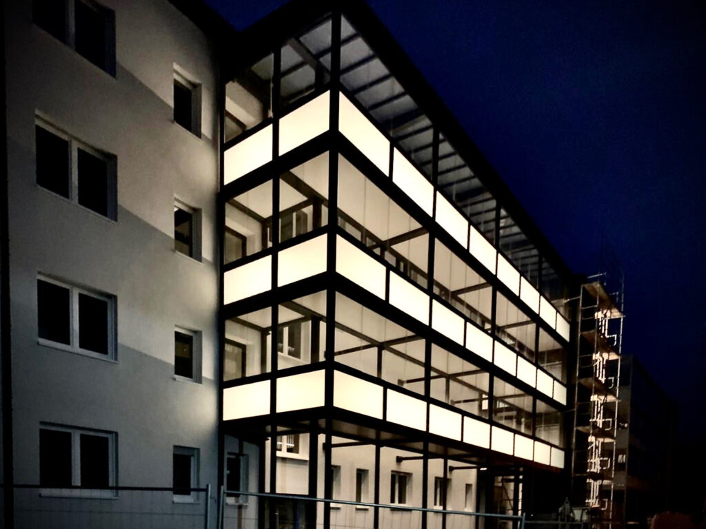 Leinefelde-Konrad-Martin-Str.-Laubengang-Balkonbeleuchtung