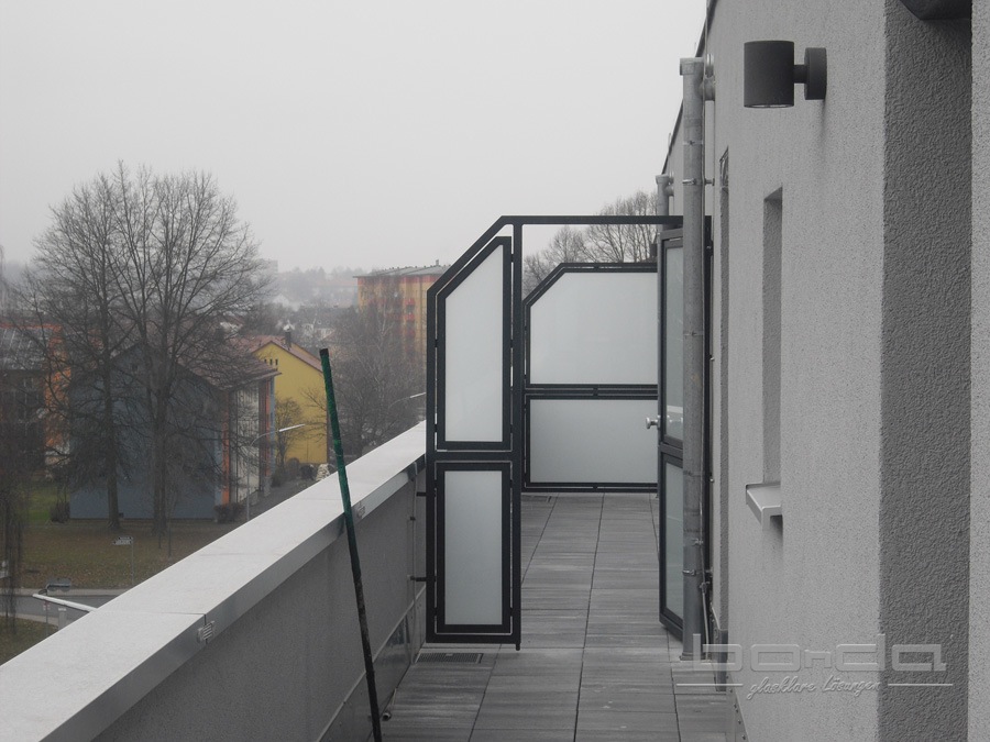 Tuer-VSG-Glas-TRennwand-Sichtschutz_balkonsystem-anbaubalkon-balkonbau-aluminiumbalkon_Bayreuth-Rueckertweg-Justus-Liebig-Strasse