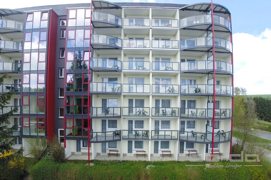 Aluminiumbalkone Balkonsysteme Wurzbach Osslaberg Gebaeudeausschnitt