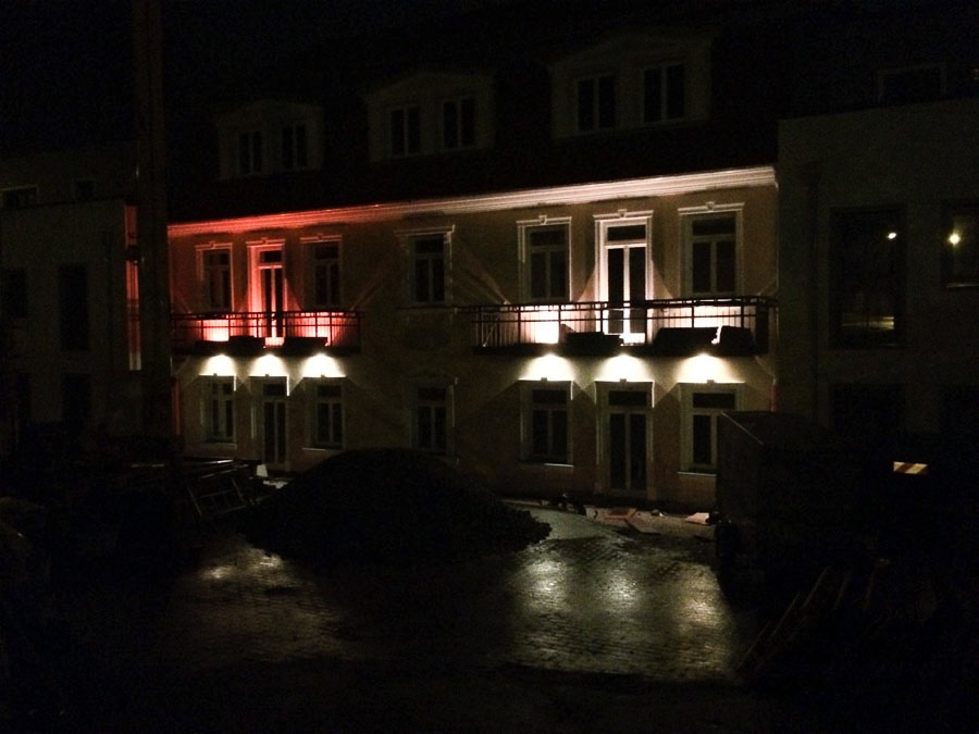 Balkone-beleuchtet-bei-Nacht_balkonanbau-aluminiumbalkone-stahloptik-beleuchtet_Worbis-Kirchstrasse