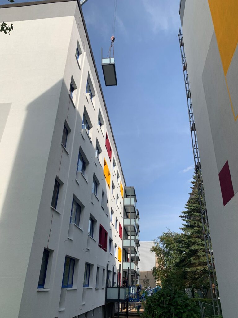 Balkonmontage-Haendelstrasse-1-7-mit-Kran-uebers-Dach-02-scaled