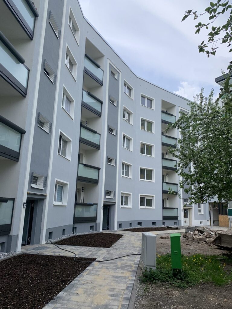 MÜHLHAUSEN, WENDEWEHR 70-77 Baustelle nach Abschluss der BONDA-Montage Balkone und Geländer BONDA