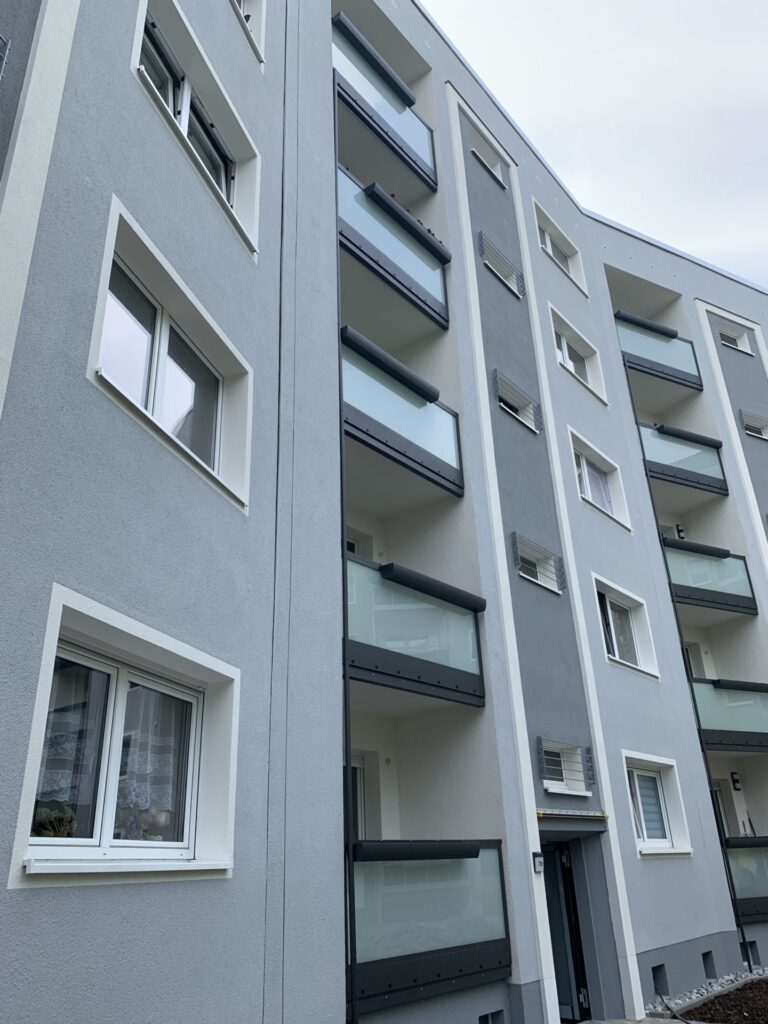 MÜHLHAUSEN, WENDEWEHR 70-77 Baustelle nach Abschluss der BONDA-Montage Balkone und Geländer BONDA