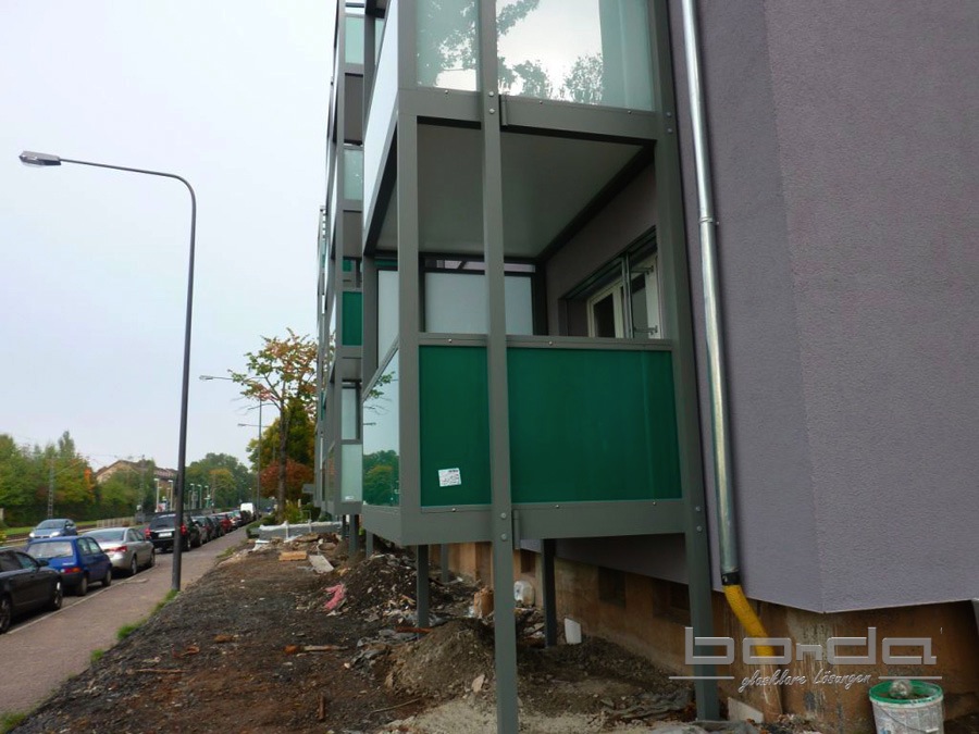 Montage-Balkonsanierung-verglaste-Balkone-Frankfurt-Giessener-Strasse BONDA