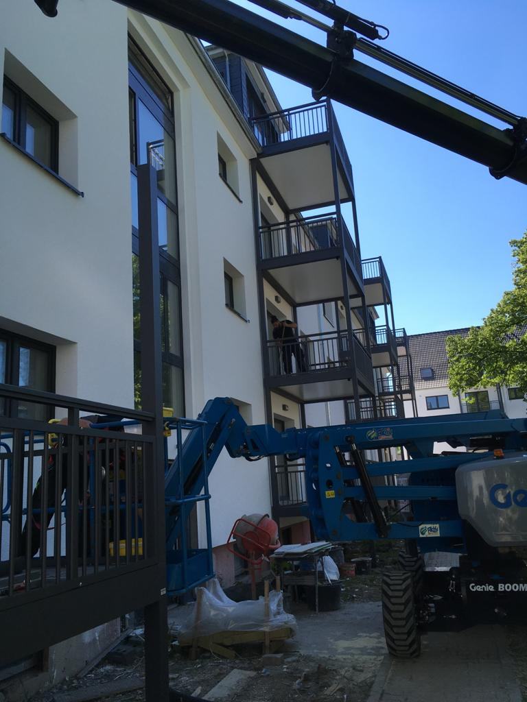 Im Verlauf der Baustellenarbeiten: BALKONANBAU Großauftrag in Hanau – 023-A Pioneer US Kaserne